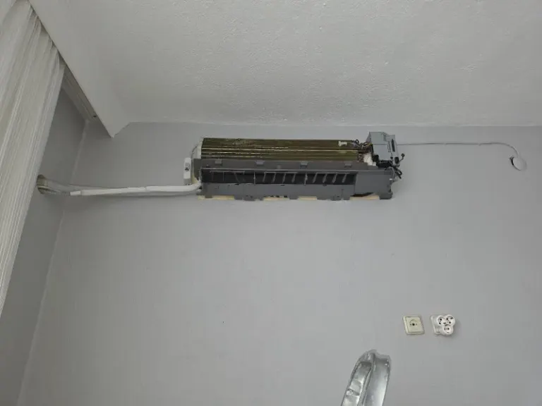 Paneli sökülmüş iç ünitede eşanjör ve türbin fan
